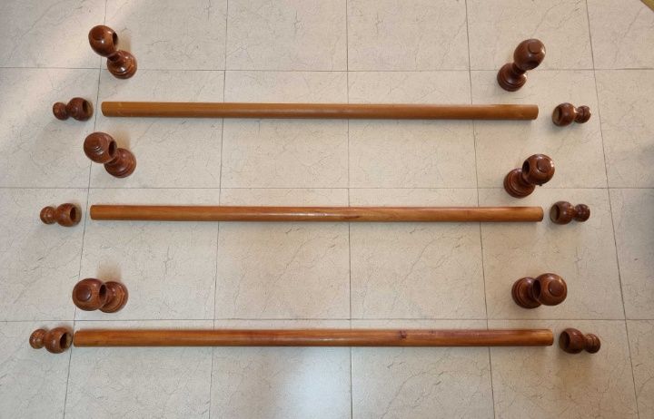 Varões em madeira com suportes e argolas/acessórios