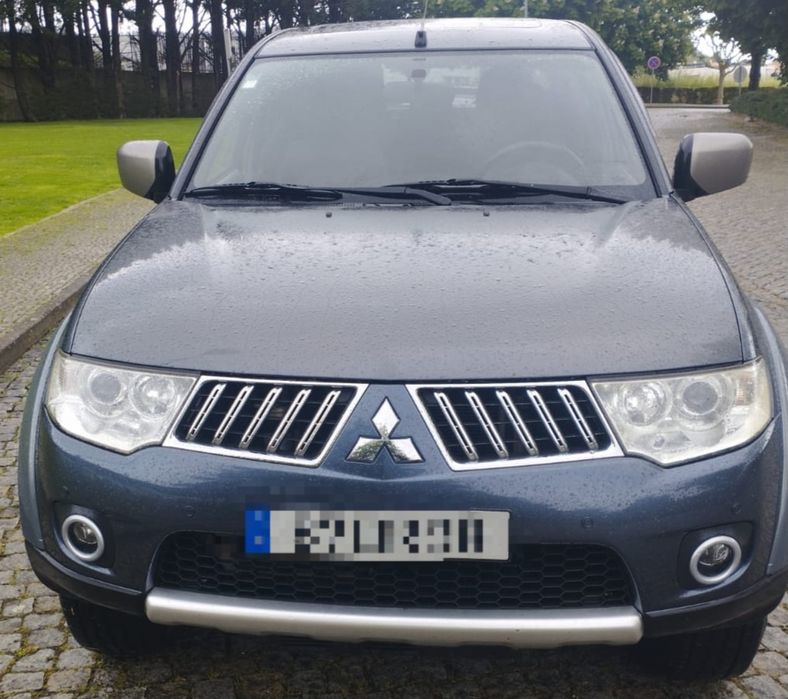 Mitsubishi l200 4x4 de 2006  2.5d
Em óptimo estado nunca fez todo o terreno, de dono muito cuidadoso 
Com todos os extras 
Bancos em pele
Ar condicion
