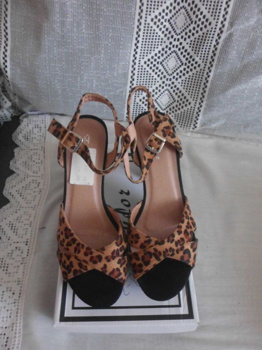 sandálias novas com etiqueta para senhora