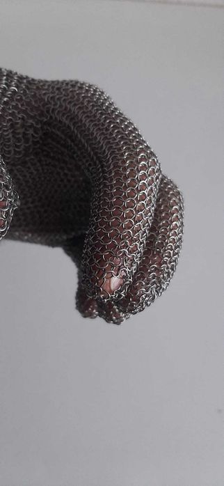 Luvas de aço.