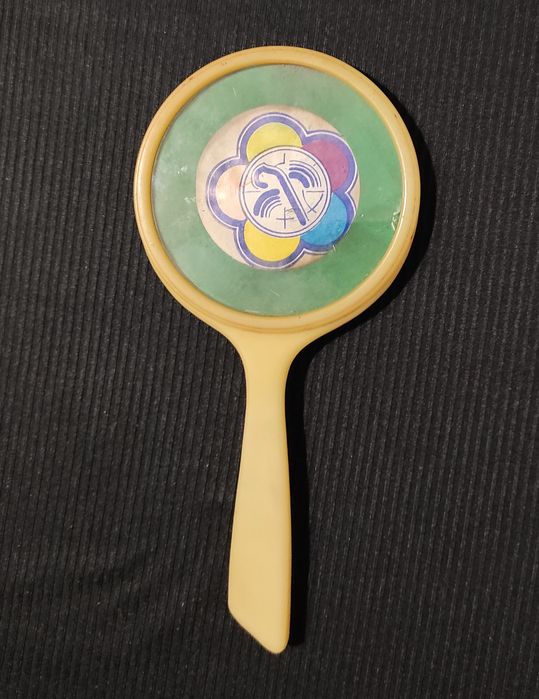 Винтажное зеркало на длинной ручке с символикой. Vintage