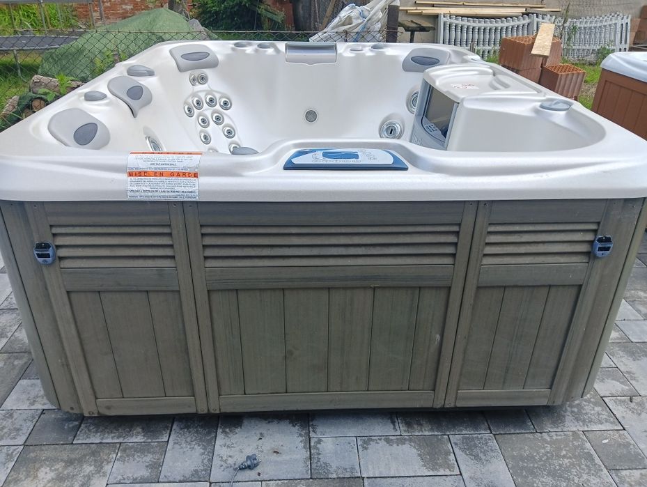 Jacuzzi ogrodowe Sundance Spas model MARIN
