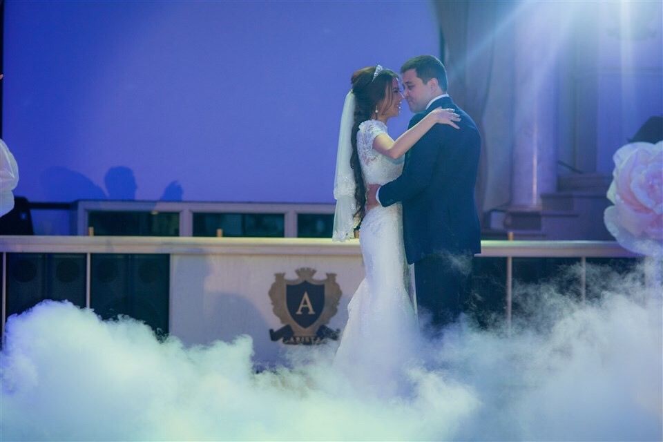 На свадьбу тяжелый дым холодные фонтаны, важкий дим, диджей, ведущий ...