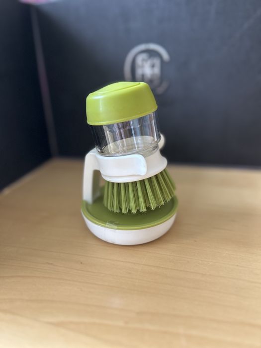 Szczotka dla mycia naczyń z dozownikiem dla płynu