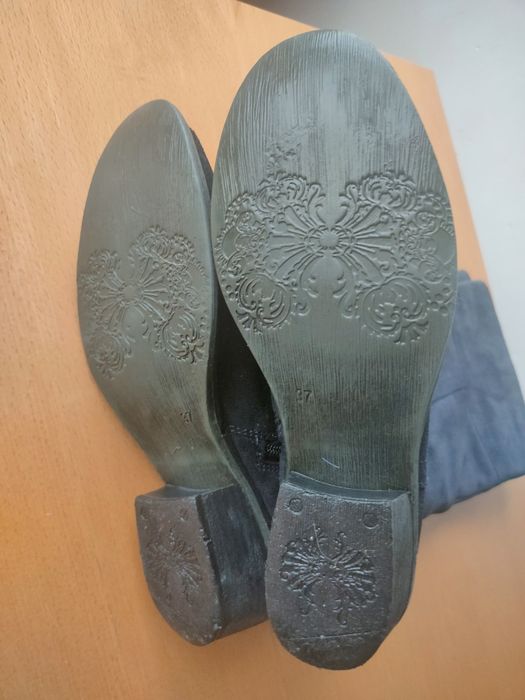 Par de botas usadas, em camurça.