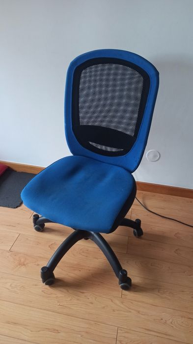 Cadeira estofada giratória