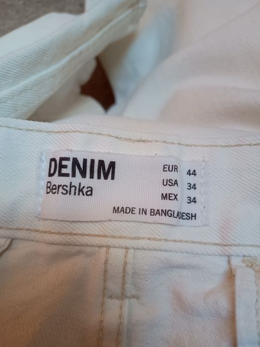 Białe spodnie z Bershka