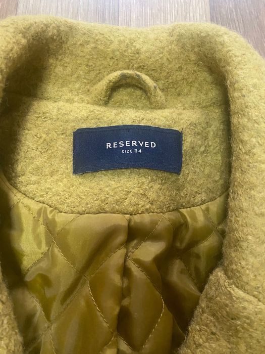 Стильне осіннє пальто з букле на утеплювачі бренду Reserved