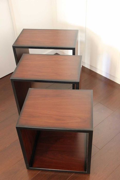 Conjunto de três mesas de apoio - Madeira maciça