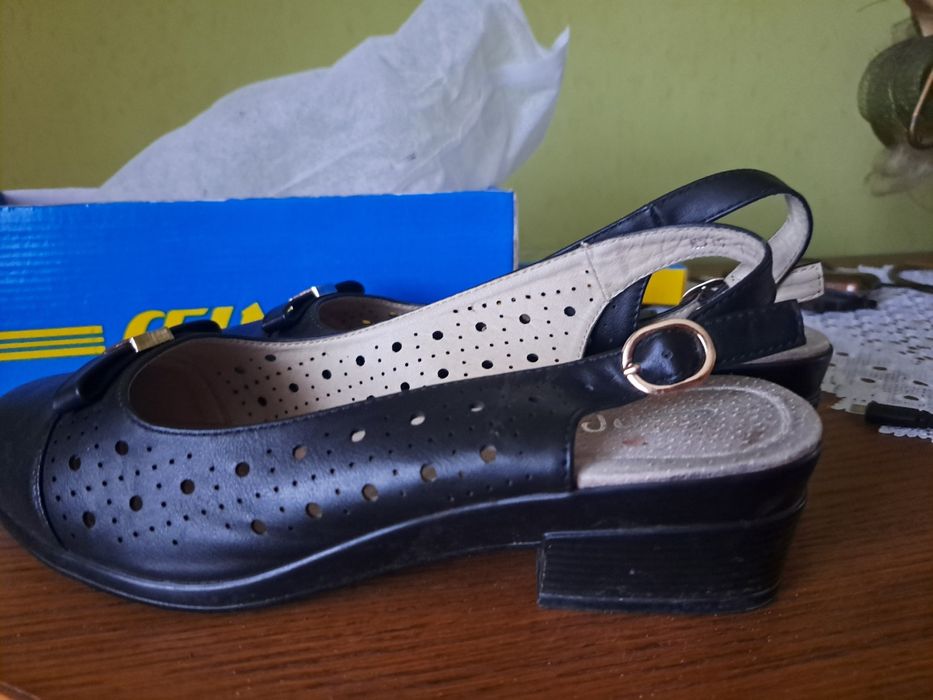 Nowe buty na małym  koreczku