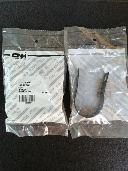 Продам 9842301 CNH Хомут кріплення напівпідшипників мотовила