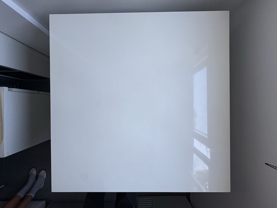 Mesa quadrada 90x90 cm, em excelente estado, tampo branco brilhante e pernas metálicas. Ideal para cozinha, sala ou escritório.