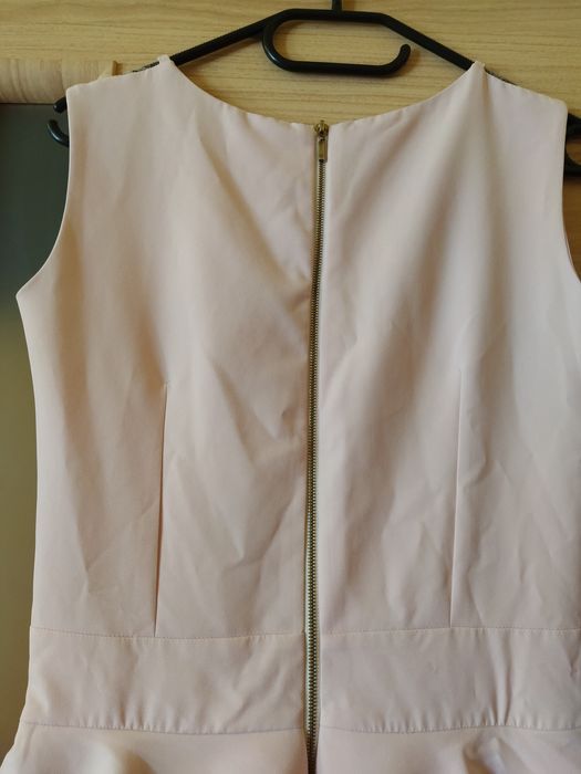 Sukienka puder jasny róż falbanki