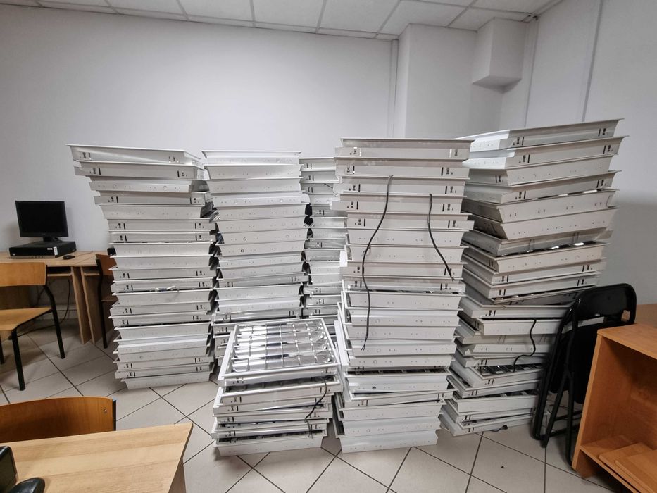 Oprawy sufitowe rastrowe 60×60, 126 sztuk, do sufitów podwieszanych np armstronga
