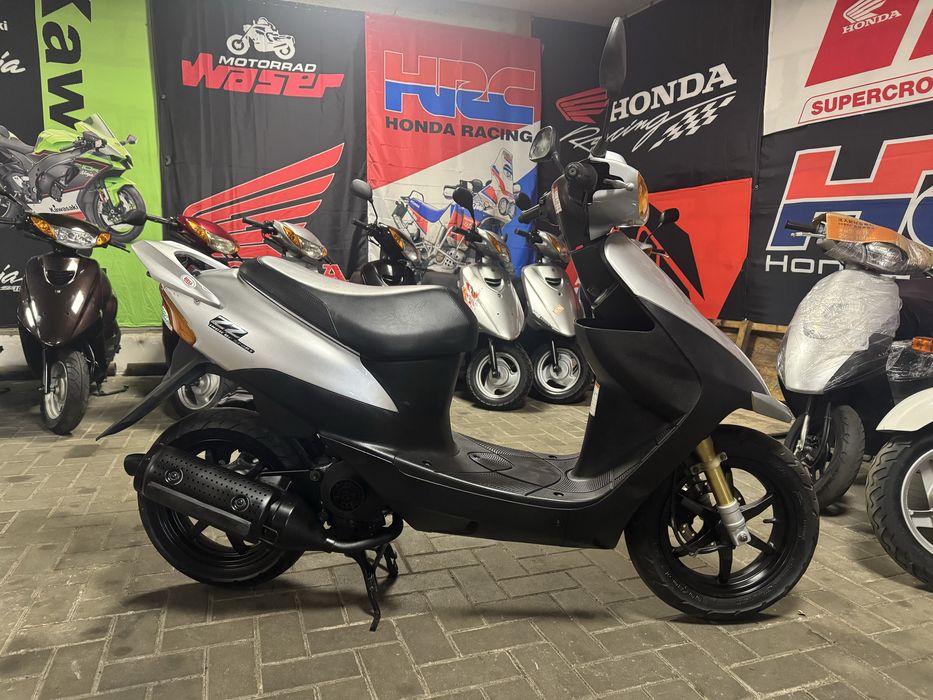 Японский скутер Suzuki ZZ