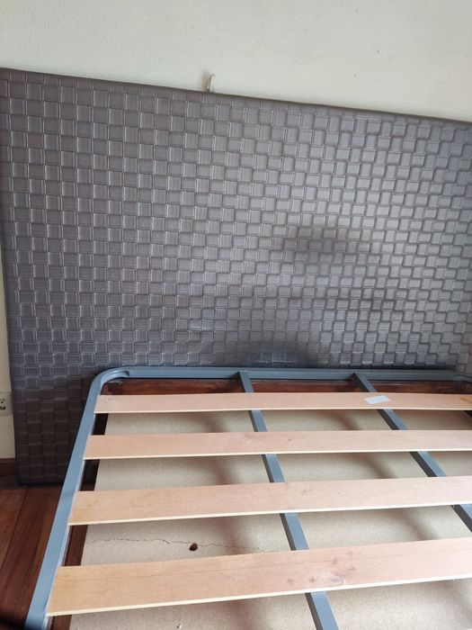 Cama sem estrado com cabeceira