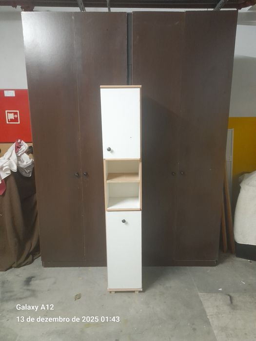 Móvel alto e estreito