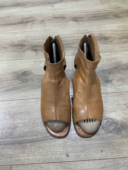 Жіночі шкіряні сандаліі фірми moma оригінал