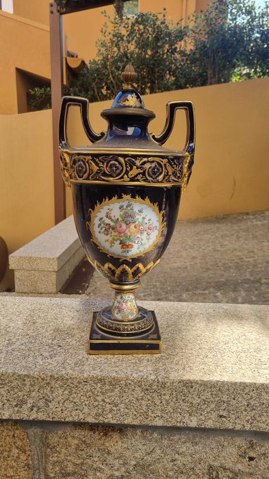 Vasos e Urna estilo Rococó ao estilo Sévres. Baixa de preço para desocupar. Ver preços em catawiki