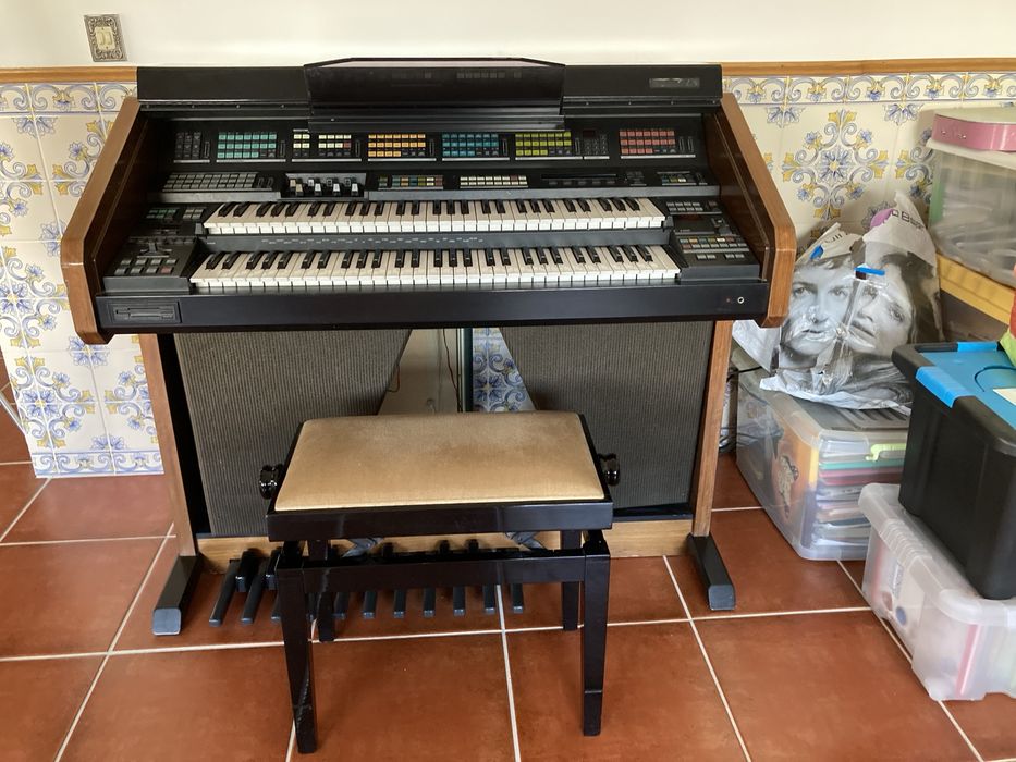 Orgão ELKA C1000