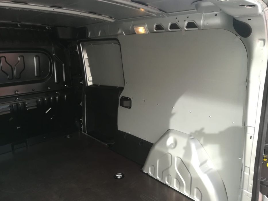 Zabezpieczenie przestrzeni towarowej w aucie Doblo L2H1