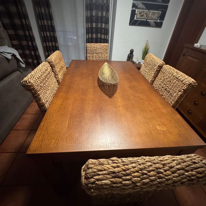 Vendo mobília de sala de jantar, composta por aparador com espelho, mesa extensível com seis cadeiras de verga e um baú