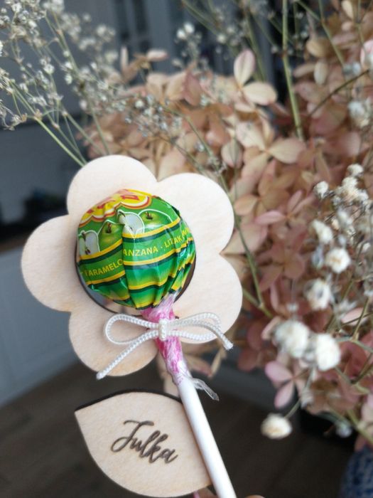 Upominki dla dzieci, rakieta na lizak, kwiatek na lizak