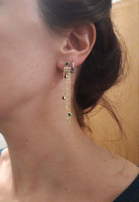 Brincos dourados, assimétricos, com pedrinhas verdes