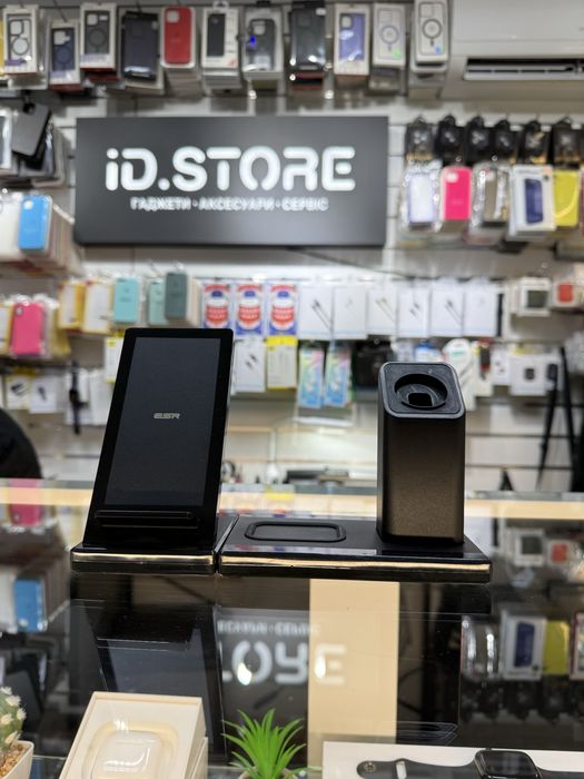 Б/У Зарядна станція 3 в 1 ESR EFC001O