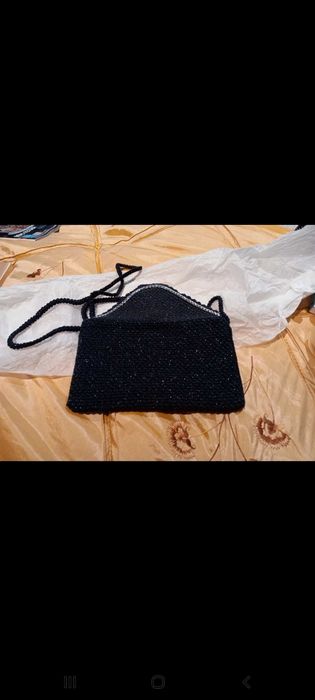 Bolsa em croché, preta e prateada,  produção artesanal local.