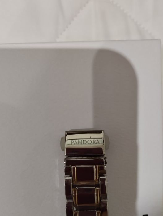 Relógio Pandora prateado e dourado. Lindo. Novo.