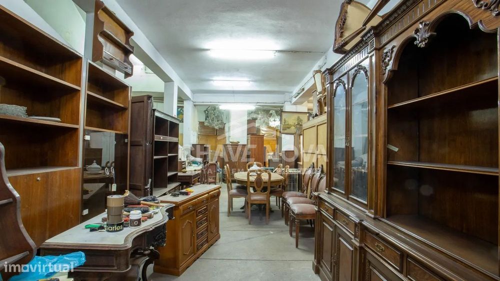 Garagem / Armazém Independente com 256m² na Avenida da República