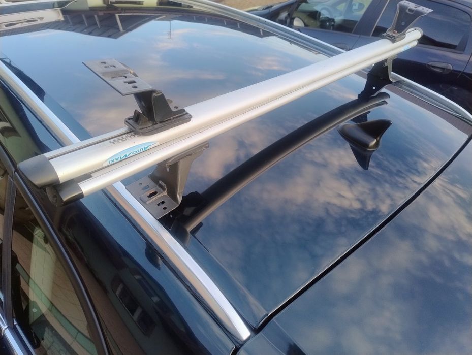 Bagażnik i dachowy automaxi mocowane do dachu