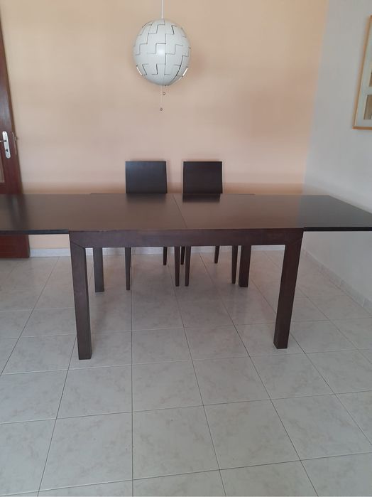Mesa e quatro cadeiras