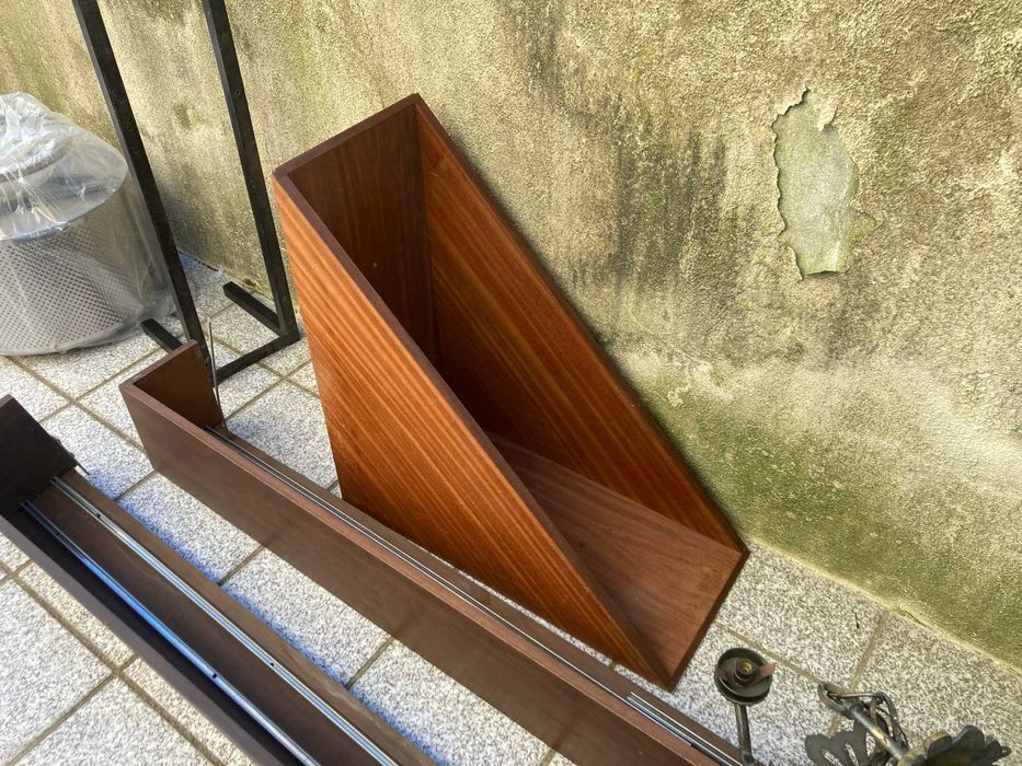 Estante de canto em madeira