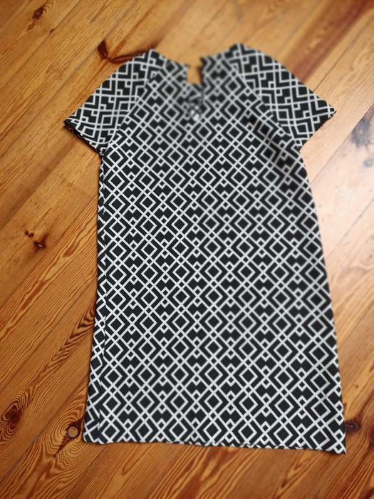 Sukienka czarno biała firmy Zara