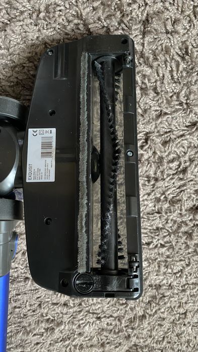 Dwa odkurzacze reczne.