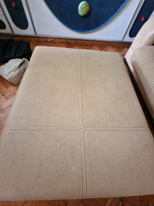 Sofá em pele bege e preto chaise long