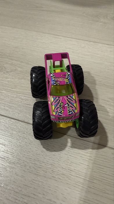 Hot wheels машинка