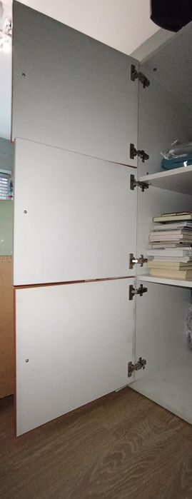 Armário alto com 3 portas, 1,35 alturax 0,50 largurax 1,00 profundidade
