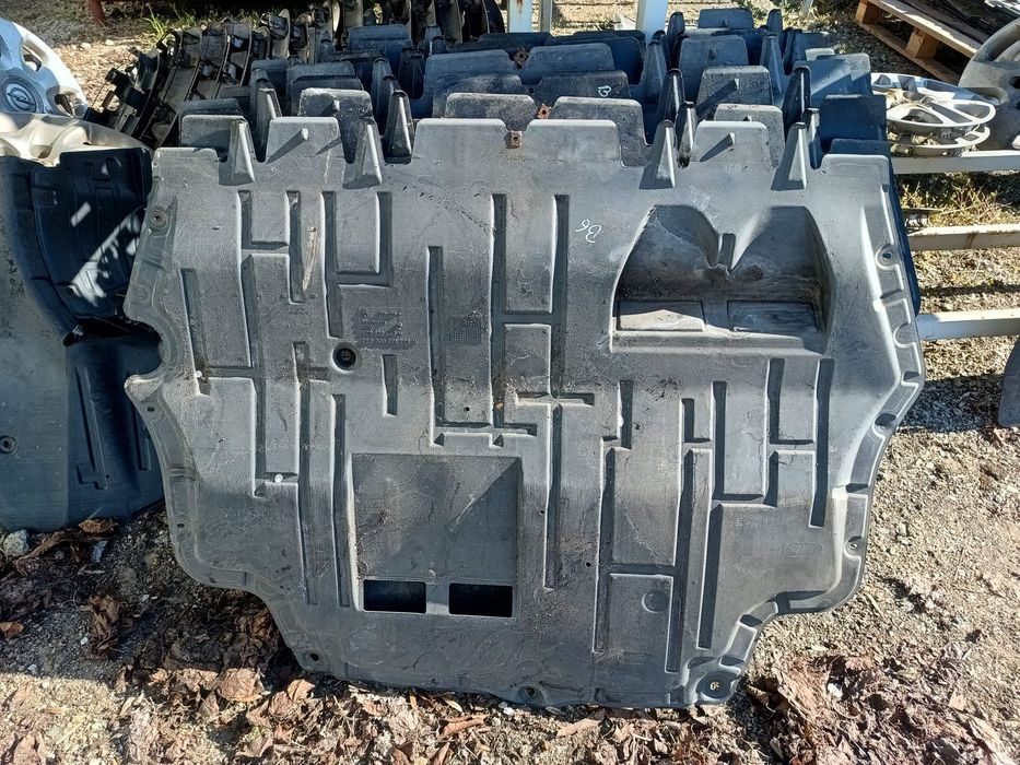 VW PASSAT B6  DOLNA OSŁONA POD SILNIK 3C0825235M