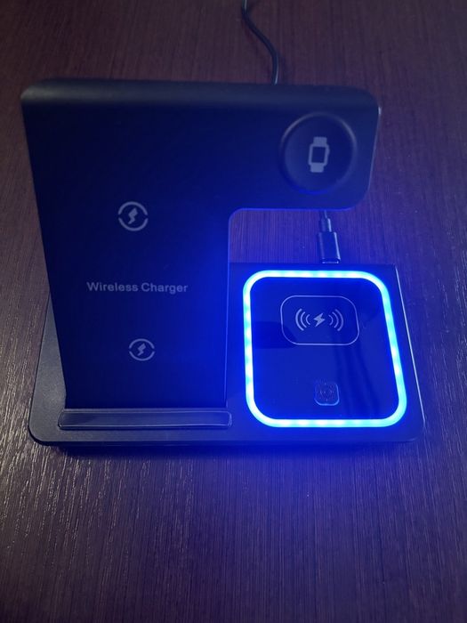 Apple Watch и AirPods с подсветкой