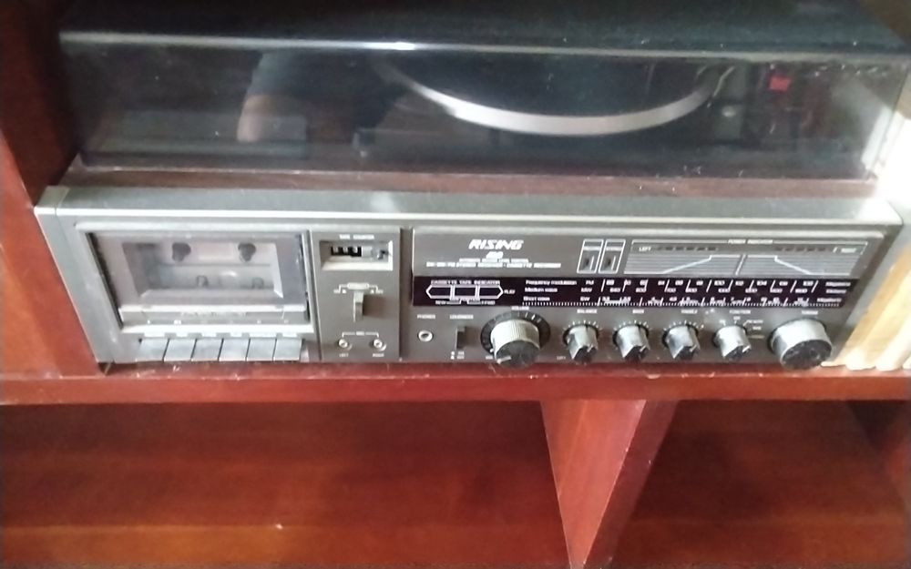 Excelente radio antigo mais de 50 anos.composto por gira discos leitor de cassetes e sintonizador fm.