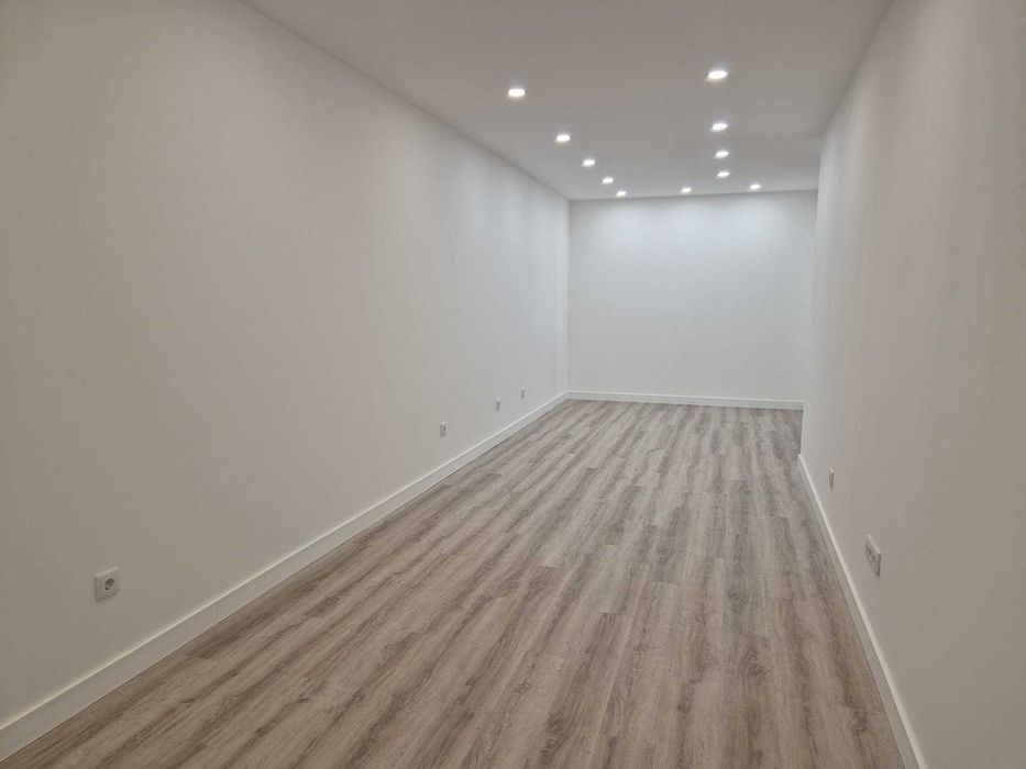 AGUALVA - Garagem/armazém com escritório e WC
