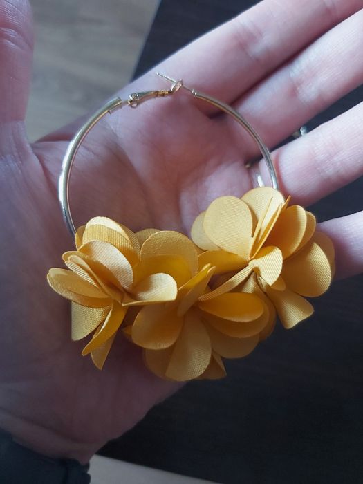 Sprzedam kolczyki koła z kwiatkami materiałowymi Nowe