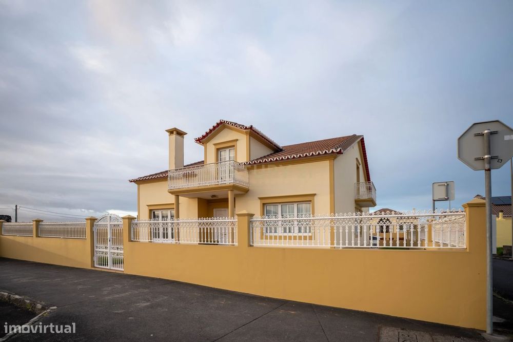 Moradia T4 na Ribeira Seca — Localização Privilegiada na Ribeira Grand