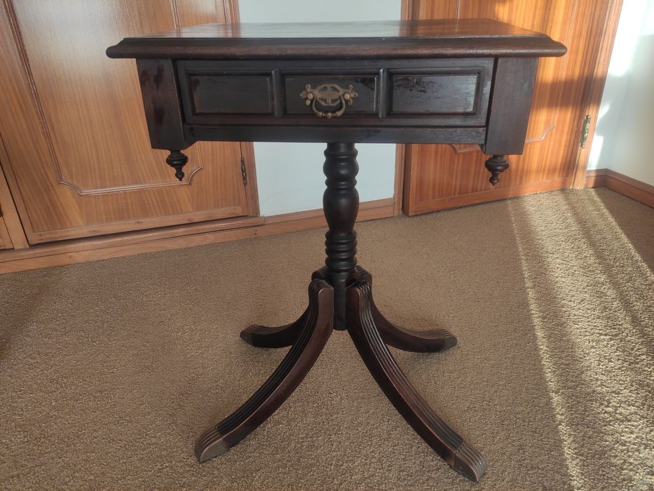 Mesa  em   mogno