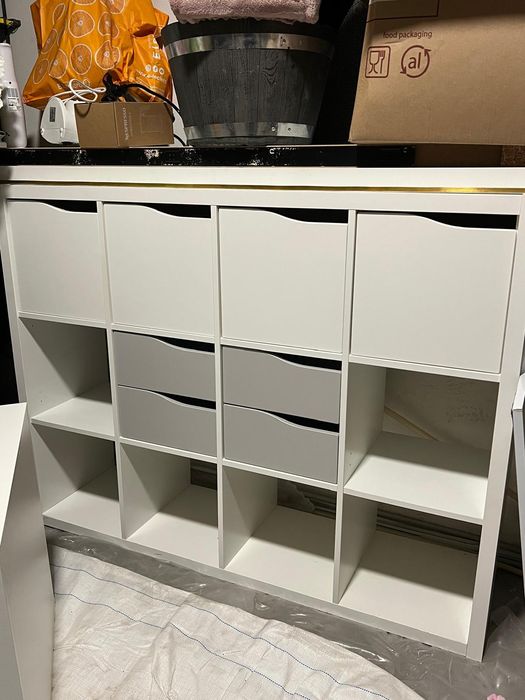 Móvel ikeas com gavetas e portas