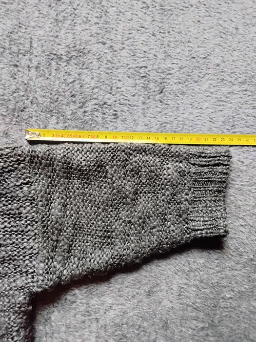 Sweter z krótkim rękawem khaki.