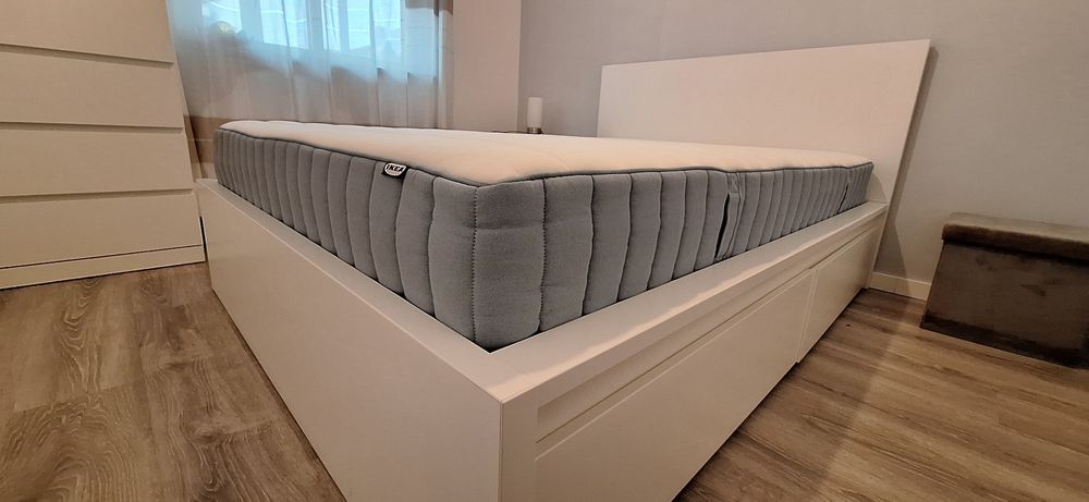 Cama de casal com colchão de molas ensacadas